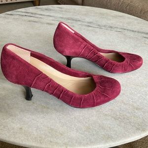 Tahari suede kitten heels in burgundy / maroon color